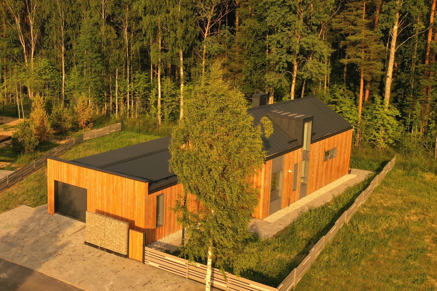 Готовый дом по проекту М15 с панорамным остеклением и видом на лес